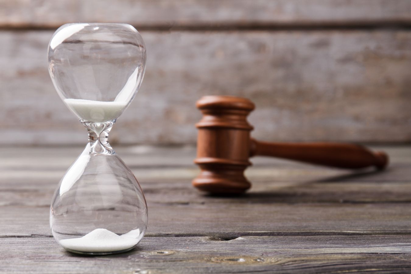 Hourglass and gavel symbolizing the statute of limitations